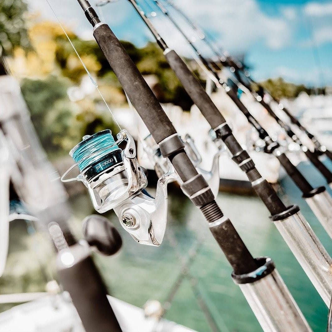 Fishermen landing a large gamefish offshore